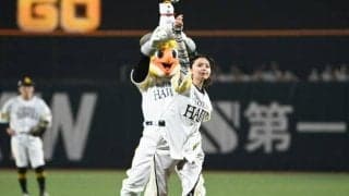 俳優の齋藤飛鳥がプロ野球開幕戦の始球式　豪快なフォームで沸かせる