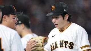巨人　阿部監督が左肩をもみもみ　６４年ぶり開幕投手の新人・竹丸が６回３安打１失点の好投　阪神相手に堂々の投球披露