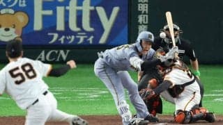 阪神・小幡の死球で藤川監督がベンチを飛び出す　七回に左膝付近を直撃　スタンドの虎党からは強烈な怒号とブーイングが響く