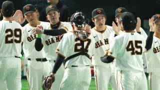 巨人・阿部監督がプロ初勝利の新人・竹丸にかけた言葉「ゲーム前からすごい落ち着いてたんで『君はすごいな』って」　降板後に左肩をもみもみ