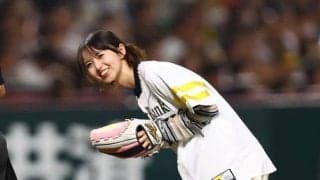 「顔小さすぎて野球ボール１個で隠れそう」始球式降臨の美人女優に騒然　豪快投法でも魅了「テークバックのしなりが凄い」「トルネード投法クセ強ｗ」