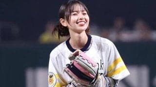 人気美女が豪快足上げ「やだぁ可愛すぎる」　“ニコニコ”大胆投球にファン悶絶「最高じゃ」