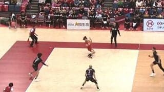 男子バレー、執念でつなぐ「顔面レシーブ」 漫画のようなガッツ溢れる執念の一コマにアリーナ拍手喝采