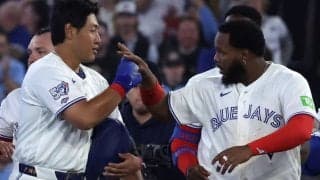 「本当に優しい。ありがとう」“ルーキー”岡本和真のために動いた　主砲ゲレーロJr.の記念球回収に集まる称賛「完璧な振る舞いだ」