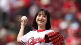 広島　『イクサガミ』女優の藤﨑ゆみあが始球式に登場　地元・広島で大歓声浴びる「気づいたら終わってました」
