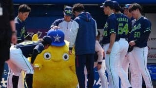 【ヤクルト】選手たちがDeNAマスコット「チャピー」囲みリラックス、からの円陣で闘魂注入