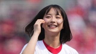 18歳の話題美女が広島に降臨　可憐投球にメロメロ…映える赤、マウンドでぴょんぴょん