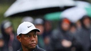 タイガー・ウッズ逮捕８時間後の深夜にようやく釈放　警察署裏口から脱出は失敗し報道陣の前に姿