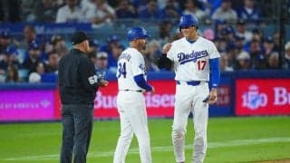 大谷翔平、塁審からまさかのサプライズ　試合中に手渡し…ベース上で驚愕の珍交流