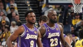 NBA史上初…父レブロンが息子ブロニーの3Pをお膳立てして“親から子へのアシスト”が実現