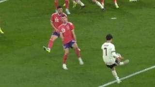 「レベチやん」三笘薫の狙い澄ましたコントロールショットにスタジアム騒然「やっぱえぐいわ」「技術高い」高精度な右足インサイドキックにファン興奮