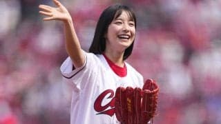 人気上昇中の18歳女優が笑顔で“ぴょんぴょん”　レジェンド右腕のグラブで「これは素敵な始球式」「透明感が凄い」