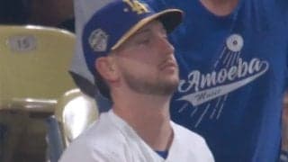 ド軍タッカーがHRキャッチ　本拠地大歓声…新加入の384億円男、グラスノーもガッツポーズ