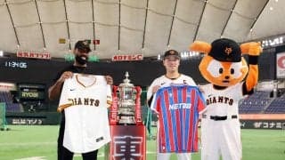 【巨人】東京ドームでFA杯トロフィー展示　岸田行倫が日本代表鎌田所属のパレスユニ受け取る