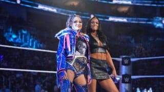 「お気に入りの2人」“ド派手ビジュ”日本人美女と“美腹筋”秘書パートナーの仲良し作戦会議にほっこり「英語も上手くなってる」