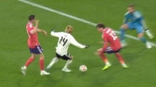 スコットランド翻弄「稲妻ドリブル」