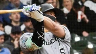 村上宗隆、日本選手初のデビューから3戦連発　メジャー史上4人目の快挙、右手突き上げ喜び