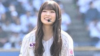 豪快足上げ→キラキラ笑顔が「眩しい」　18歳美女にうっとり「ビジュ極まってる」