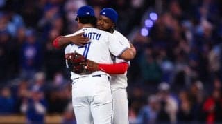 ブルージェイズ岡本和真、メジャー初アーチ！ゲレーロJr.も思わずベンチから乗り出す圧巻アーチ「右方向へのホームランは嬉しい！」