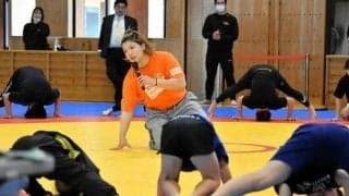 笑顔で指導　パリ五輪金の鏡優翔選手が子どもレスリング体験会　松山