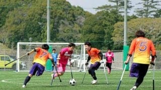杖を支えに強烈シュート　静岡でアンプティサッカーの試合開催