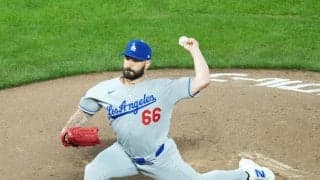 佐々木朗希がベンチで手をたたく　ド軍２番手スコットが好リリーフでピンチを無失点で切り抜ける