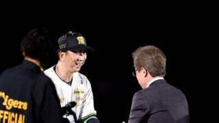 昨季リーグＶの阪神がチャンピオンリングセレモニー　藤川監督からコーチ、選手らが受け取る　引退の原口氏もスーツ姿で登場