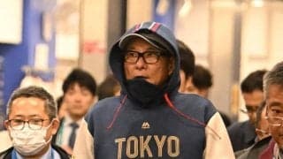 ヤクルト池山監督が右拳突き出す　リクエスト成功で先制失点阻止　一塁セーフがアウトに覆り攻守交代