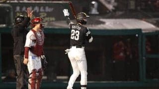 鷹・周東佑京の打席で花火か？　敵地左翼エリアで…約20秒中断、まさかの珍事