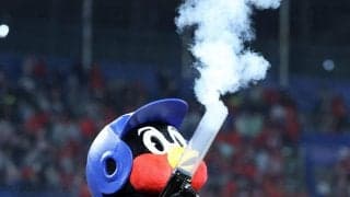 【ヤクルト】活動再開「つば九郎」本塁打祝う　打った増田珠、一塁走者オスナをベンチ前で出迎え