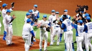 日本ハム　細野の快挙でベンチからマウンドに一番乗りした助っ人　巨体を揺らしバックハグ→最後まで拍手で祝福　試合では２発含む３安打