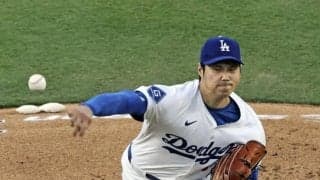 大谷翔平が天を仰いで頭抱える　マルティネスの左膝を１５５キロが直撃　スタンドが騒然→一塁到達後にジェスチャーかわして両者笑顔に　６回無失点で初勝利