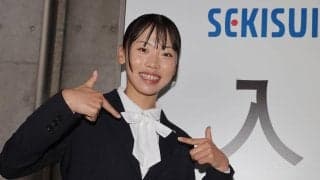 【陸上】久保凛が紺のパンツスーツで積水化学入社式に出席「凜とした大人になりたい」