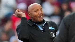 走者を見ずにアウトの判定!?　実況、両軍指揮官も呆然…“お騒がせ審判”が再び大誤審