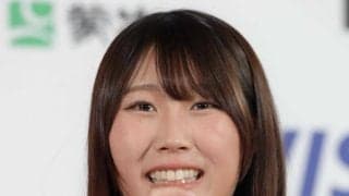 五輪スノボ金・銅メダルの村瀬心椛が始球式　頭の上にサングラス　背番号１１７ユニで投球