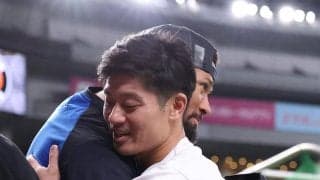 阪神・坂本がデュプランティエに「チャンピオンリング」を手渡す　昨季６勝で優勝に貢献の右腕へ旧友からサプライズ