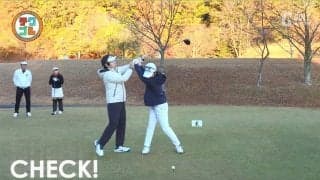 球がフケ気味の時は「ボールの位置とトップの形」「ダウンでの右ヒジの向き」をチェック