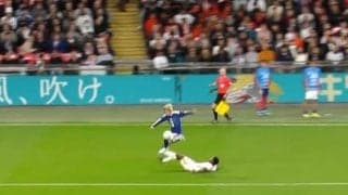 忍者のような伊東純也のジャンピング突破