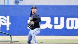 阪神・ドラ２谷端　中野から守備助言で「自信」も「まだまだ下手くそ」雨中で守備練習