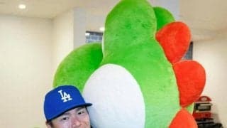 山本由伸がヨッシーと激カワハグ♥ド軍が舞台裏公開で「ヨシ＆ヨシ最高」「カルロスちゃん怒りますよ」ファン大反響　ボブルヘッドデーはチケット完売＆長蛇の列