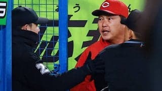 【広島】新井監督「予定通り。守備を固めて…」８回に坂倉将吾から石原貴規に捕手交代／一問一答