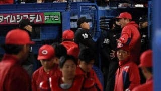 広島・新井監督　悪夢逆転サヨナラ負け　ラストプレーで審判団に協議求める　二塁走者と三塁コーチャー接触？審判団勘違いも「なかった」