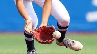 ゴロは体の「左側で捕れ」は古い？　正確捕球→スピード送球に導く“重心位置”