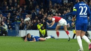 「最悪の行為だ！」“髪の毛ひっぱり”がノーファウル…チェルシー監督が激怒「VARは何をしてる？」被害選手は涙【女子CL】