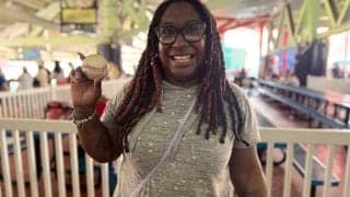 大谷翔平1号を幸運キャッチ、敵地の女性ファンは大興奮「ずっと待ってました」