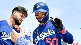 決勝弾のムーキー・ベッツ　試合前に山本由伸と魅惑の共演？２人並んでやり投げトレ→アーチ後のポーズにスミスも笑み