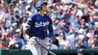 待望1号の大谷翔平、スタジャン＆ヘッドホンで球場入りショット　２号ベッツはネイビーシャツ