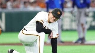 巨人先発のハワードが四回に緊急降板　バント処理で足を痛めたか　トレーナーに脇を抱えられてベンチへ　四回途中４失点