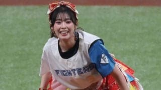 ミニスカ美女が豪快投球　まさかの“結果”に照れ笑い…人気アイドルが球場魅了