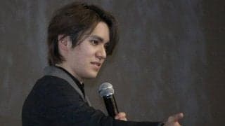 【フィギュア】宇野昌磨さん黒ジャケット＆ネックレスのシックなスタイルで舞台挨拶